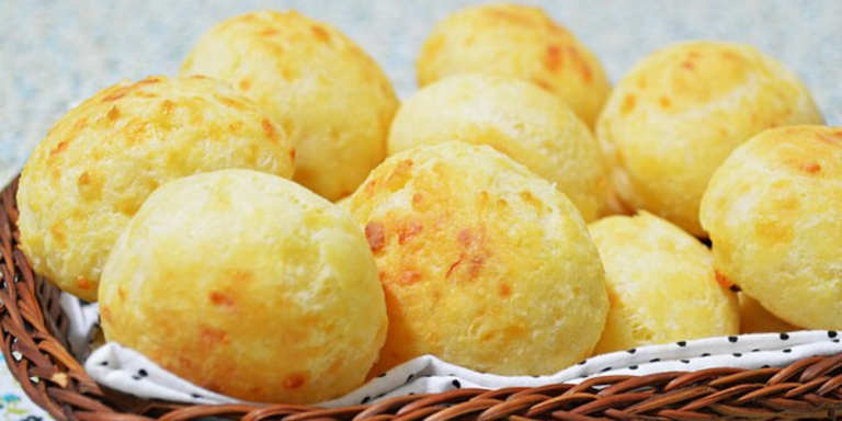 Pão de queijo é uma iguaria brasileira de Minas Gerais, feita com polvilho, queijo, leite, ovos e óleo. Crocante por fora e macio por dentro, é consumido no café da manhã ou lanche por seu sabor único.